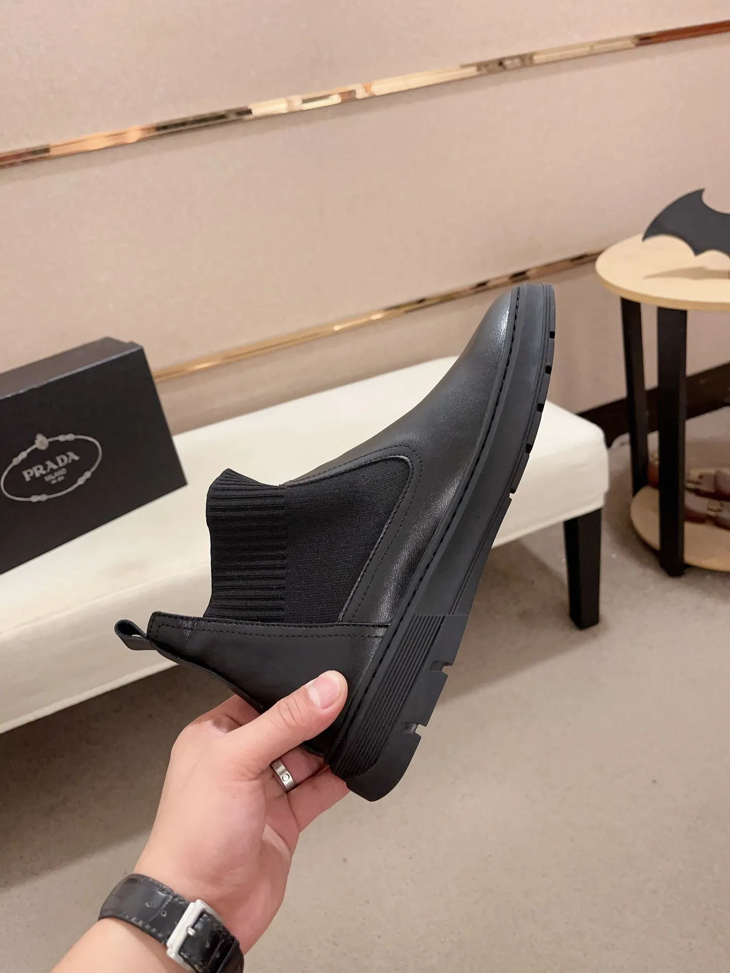 Factory price 480💰 (sheepskin lining * velvet lining optional! Can be made without label) High-quality new PRADA (Prada) counters are launched simultaneously, new men's shoes, 😘fabric is made of high-tech glue-spraying technology. Lining: sheepskin lining* velvet lining. 👍🏿 High-end ☄️ air-cushion molded anti-slip rubber outsole, exquisite lines, simple and elegant, comfortable and high-end for leisure travel. Code number: 38 to 44 (45 can be customized and cannot be returned or exchanged)